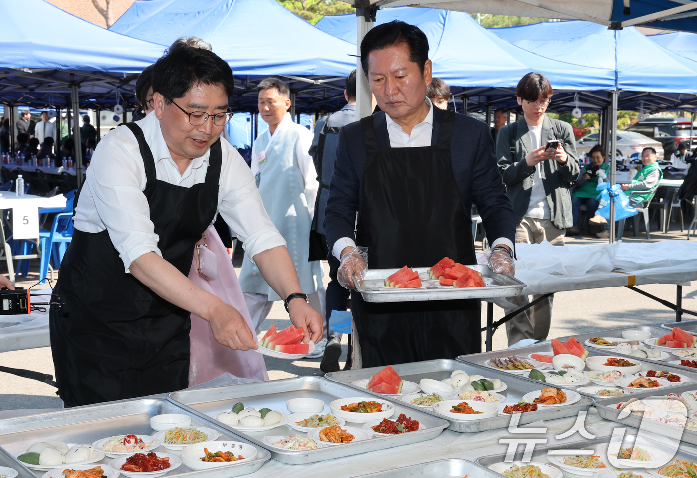 (서산=뉴스1) 김기태 기자 = 정청래 더불어민주당 대표가 1일 충남 서산문화회관에서 열린 제54회 어버이날 기념 경로행사에 참석해 배식봉사를 하고 있다. 2026.5.1/뉴스1