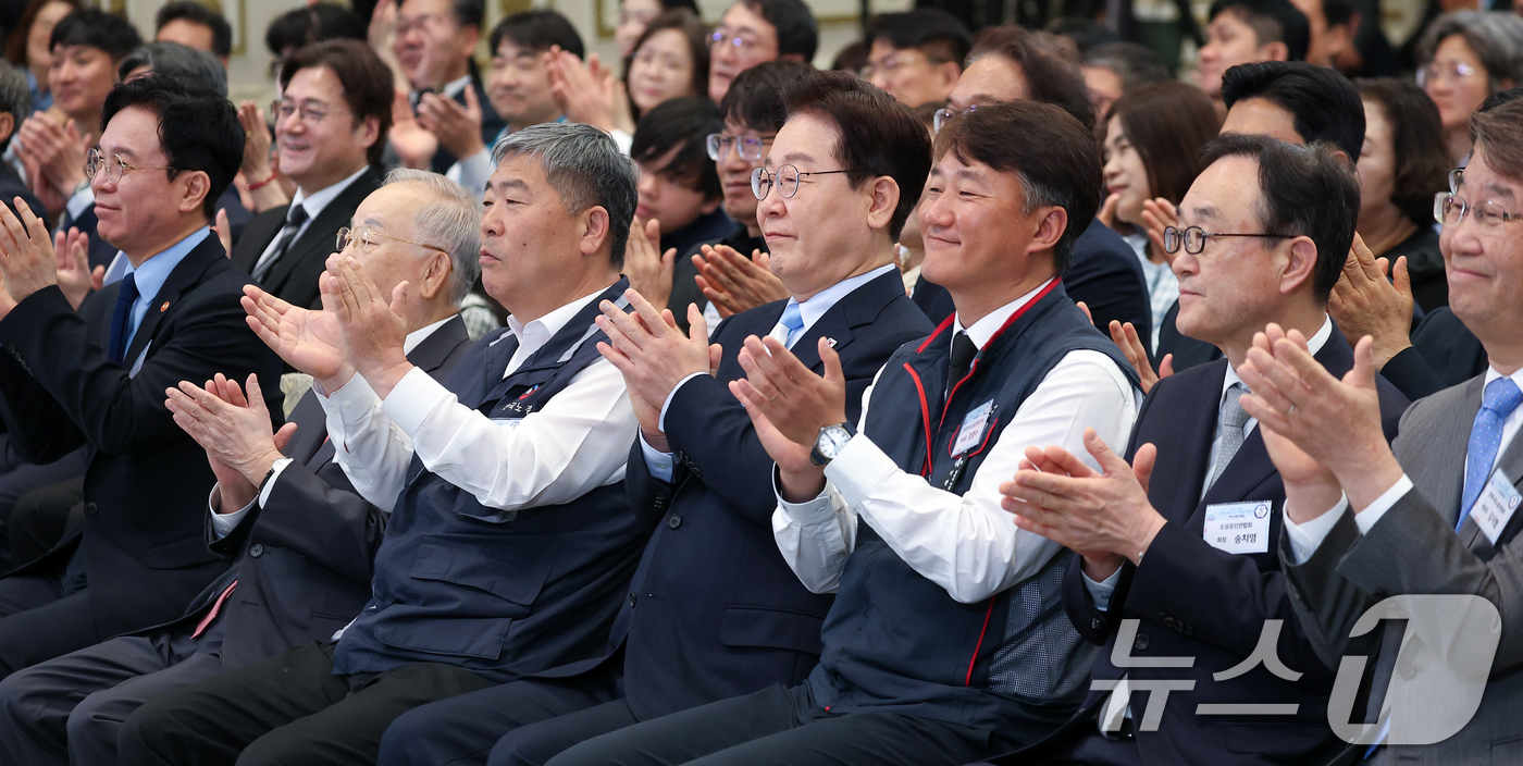 (서울=뉴스1) 허경 기자 = 이재명 대통령이 1일 청와대 영빈관에서 열린 2026 노동절 기념식에서 박수를 치고 있다. 왼쪽부터 손경식 한국경영자총협회장, 김동명 한국노총 위원장 …