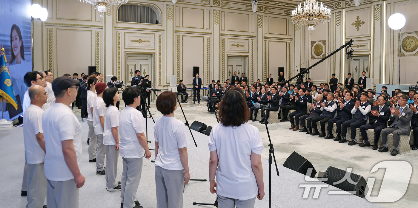 (서울=뉴스1) 허경 기자 = 1일 청와대 영빈관에서 열린 2026 노동절 기념식에서 봄날 합창단이 노동가요 메들리 축하공연을 하고 있다. 2026.5.1/뉴스1