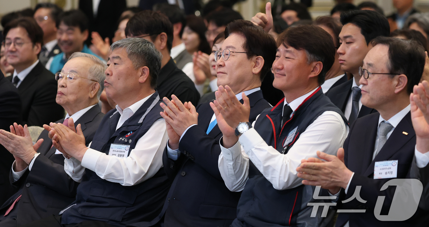 (서울=뉴스1) 허경 기자 = 이재명 대통령이 1일 청와대 영빈관에서 열린 2026 노동절 기념식에서 박수를 치고 있다. 왼쪽부터 손경식 한국경영자총협회장, 김동명 한국노총 위원장 …