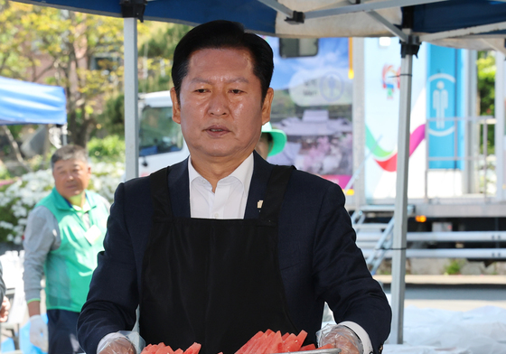 어르신 경로잔치 배식봉사하는 정청래 대표