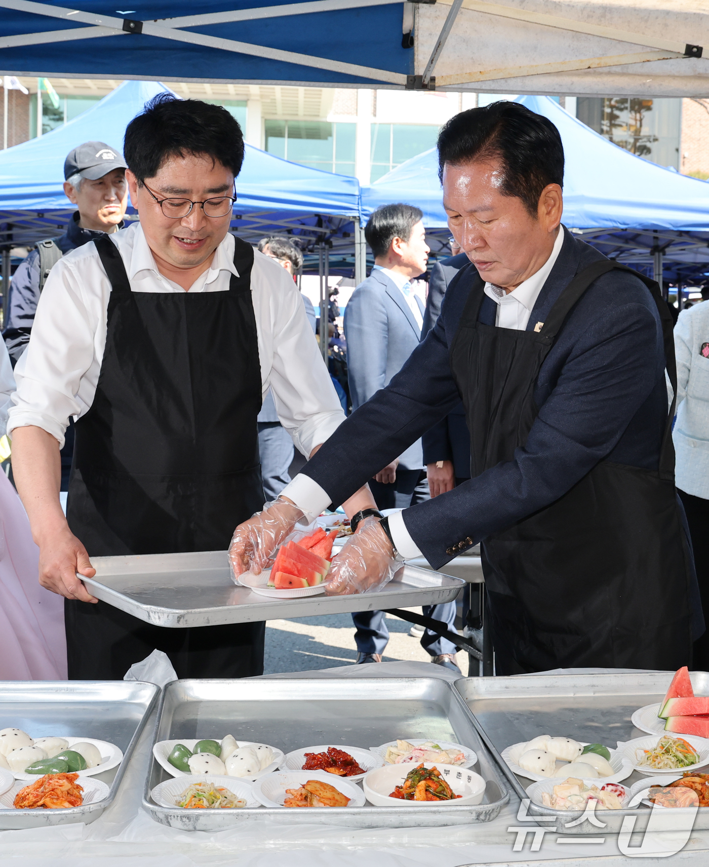 (서산=뉴스1) 김기태 기자 = 정청래 더불어민주당 대표가 1일 충남 서산문화회관에서 열린 제54회 어버이날 기념 경로행사에 참석해 배식봉사를 하고 있다. 2026.5.1/뉴스1