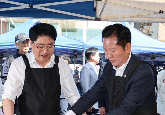 어르신 배식 봉사하는 정청래 대표