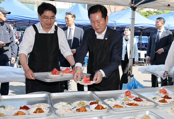 배식봉사하는 정청래 대표