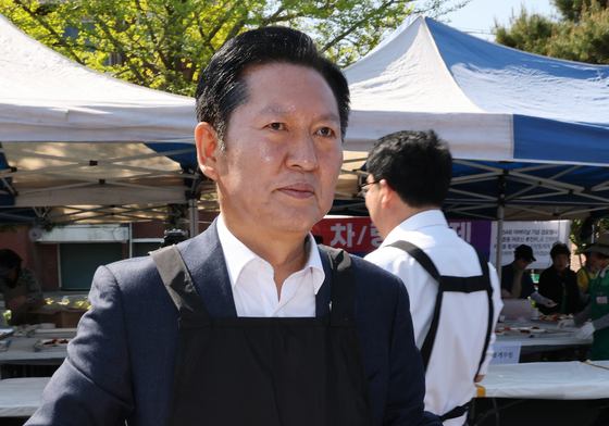 경로잔치 배식봉사하는 정청래 대표