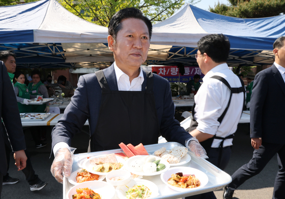 정청래 대표, 어르신 '음식 대령합니다'