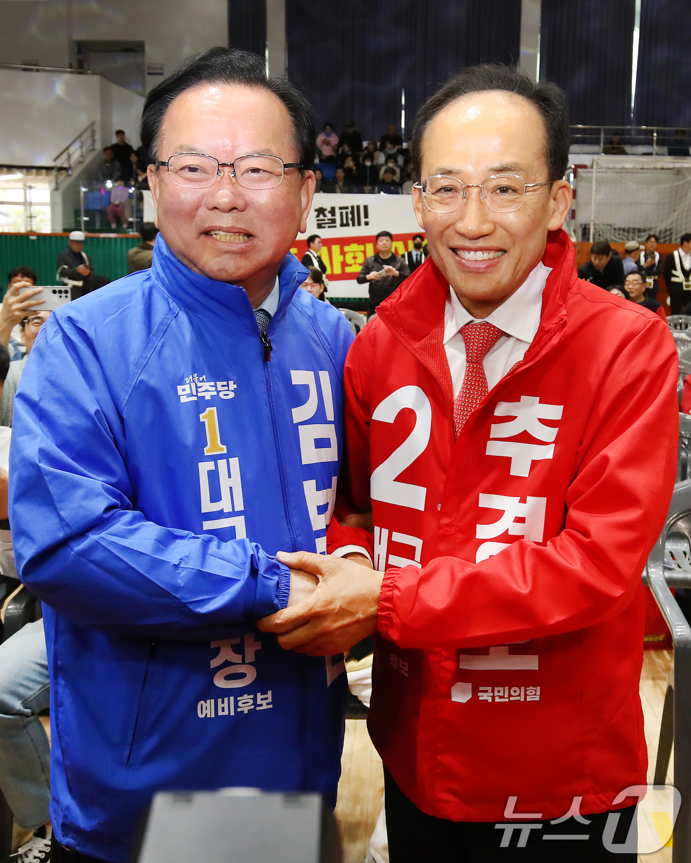 (대구=뉴스1) 공정식 기자 = 김부겸 더불어민주당 대구시장 후보(왼쪽)와 추경호 국민의힘 대구시장 후보가 1일 오전 대구 북구 시민체육관에서 열린 한국노총 노동절 기념대회에서 만 …