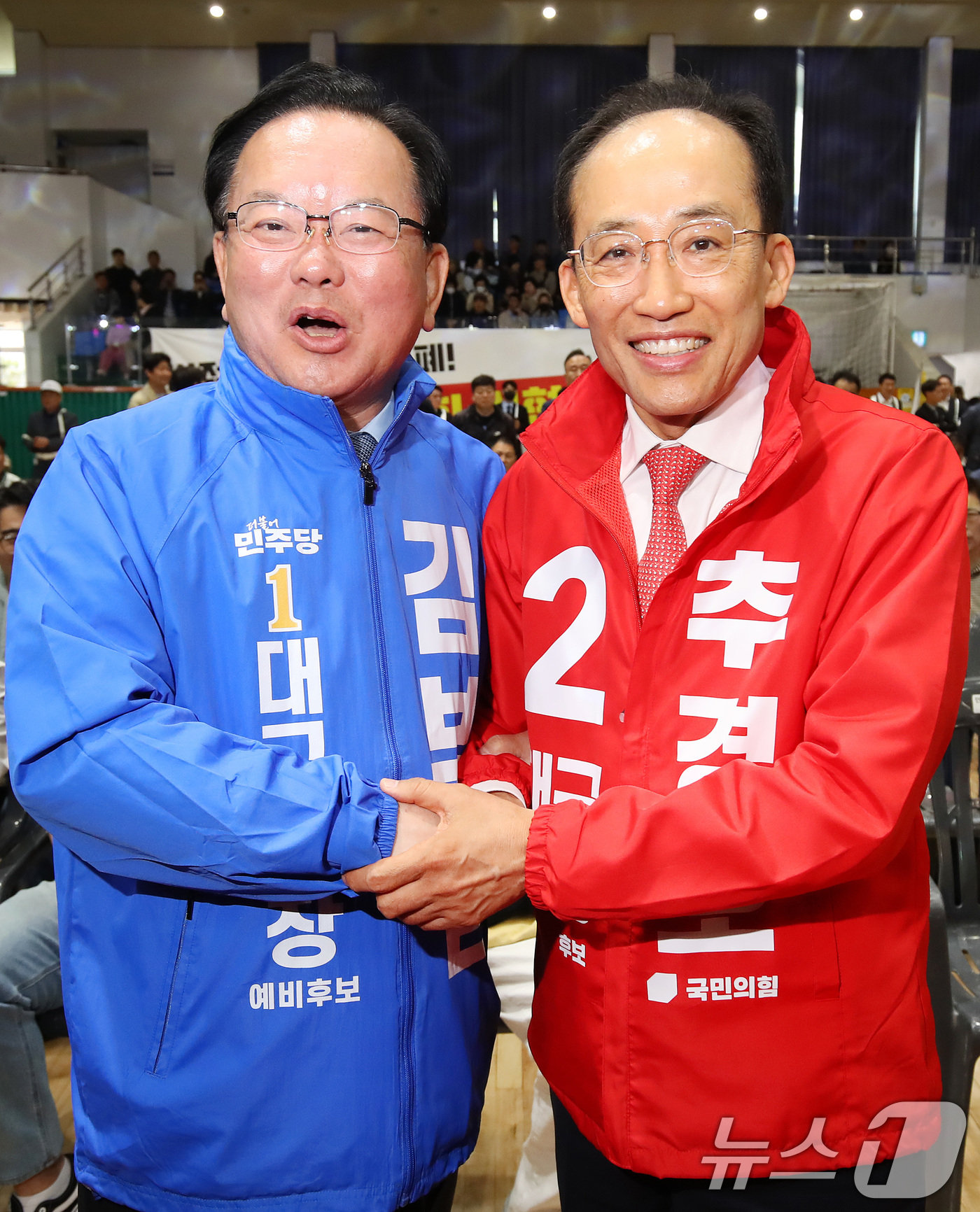 (대구=뉴스1) 공정식 기자 = 김부겸 더불어민주당 대구시장 후보(왼쪽)와 추경호 국민의힘 대구시장 후보가 1일 오전 대구 북구 시민체육관에서 열린 한국노총 노동절 기념대회에서 만 …
