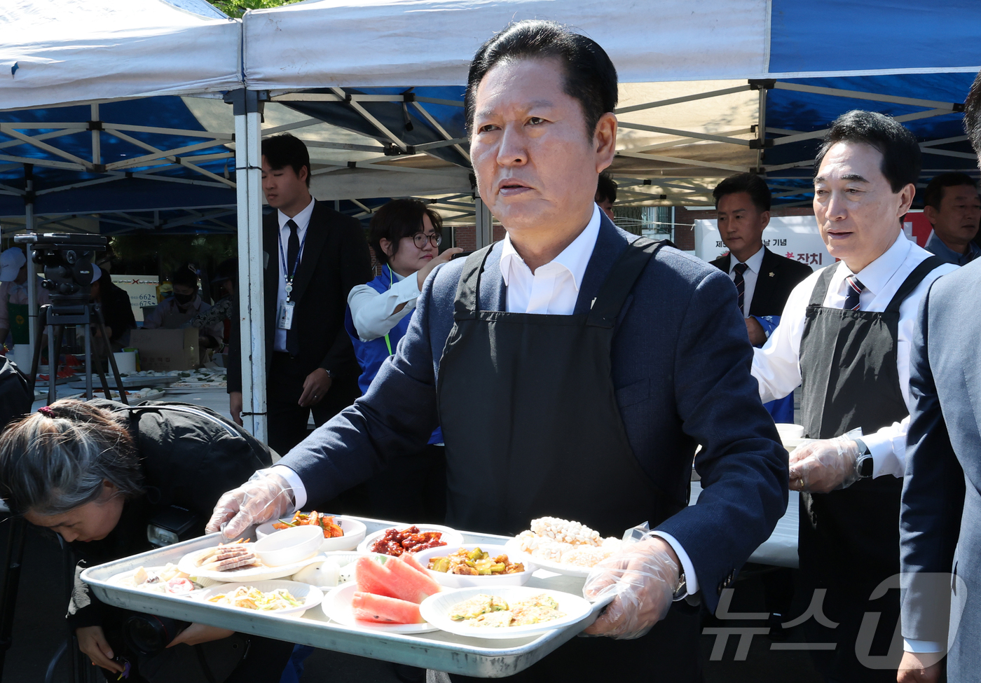 (서산=뉴스1) 김기태 기자 = 정청래 더불어민주당 대표가 1일 충남 서산문화회관에서 열린 제54회 어버이날 기념 경로행사에 참석해 배식봉사를 하고 있다. 2026.5.1/뉴스1