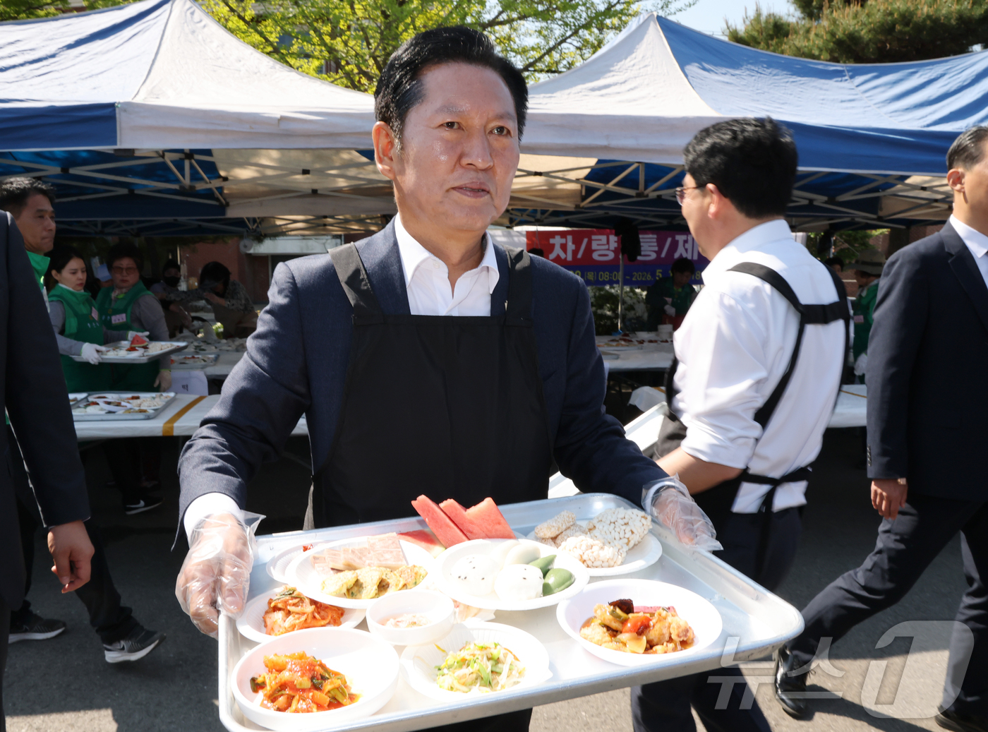 (서산=뉴스1) 김기태 기자 = 정청래 더불어민주당 대표가 1일 충남 서산문화회관에서 열린 제54회 어버이날 기념 경로행사에 참석해 배식봉사를 하고 있다. 2026.5.1/뉴스1