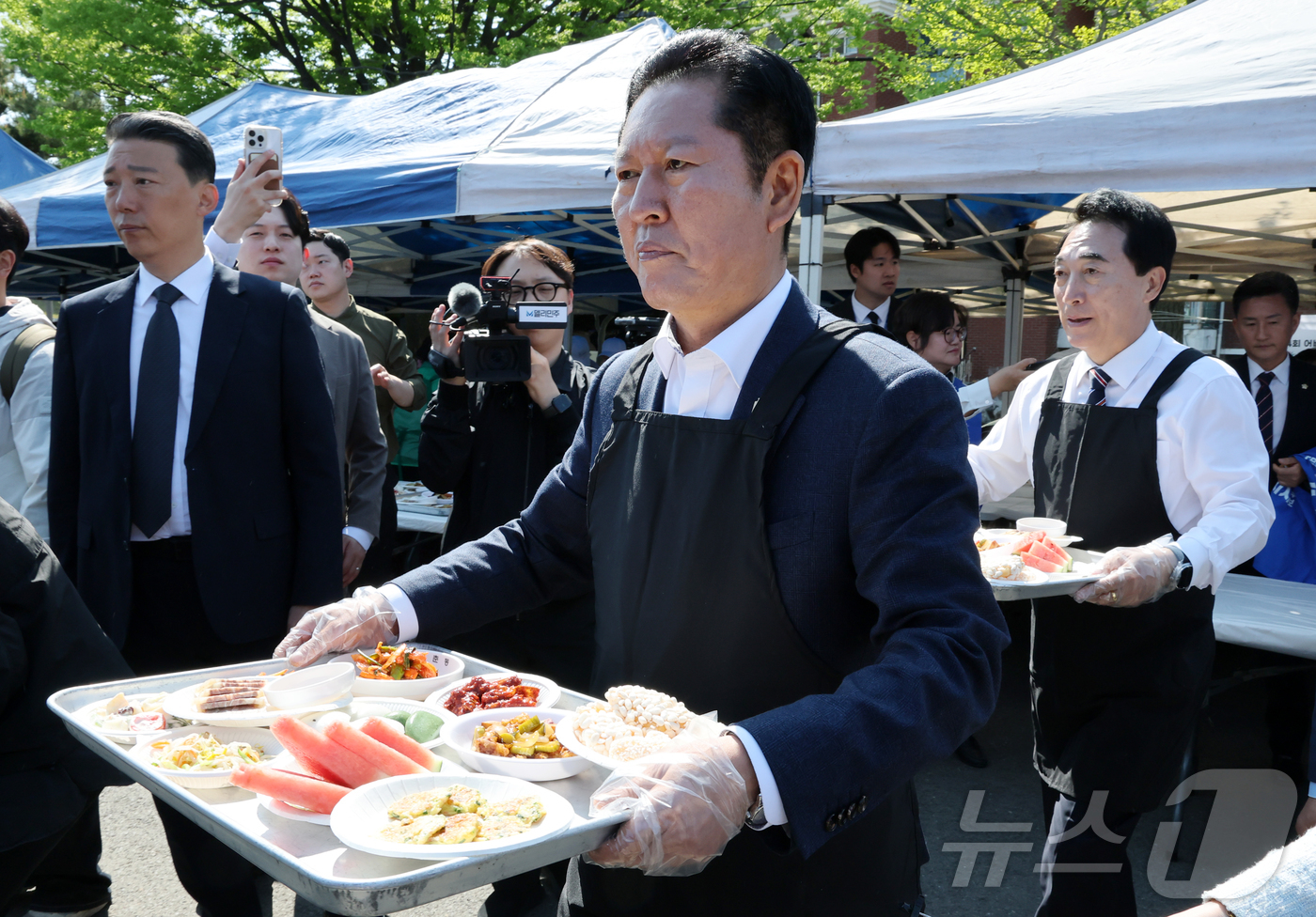 (서산=뉴스1) 김기태 기자 = 정청래 더불어민주당 대표가 1일 충남 서산문화회관에서 열린 제54회 어버이날 기념 경로행사에 참석해 배식봉사를 하고 있다. 2026.5.1/뉴스1