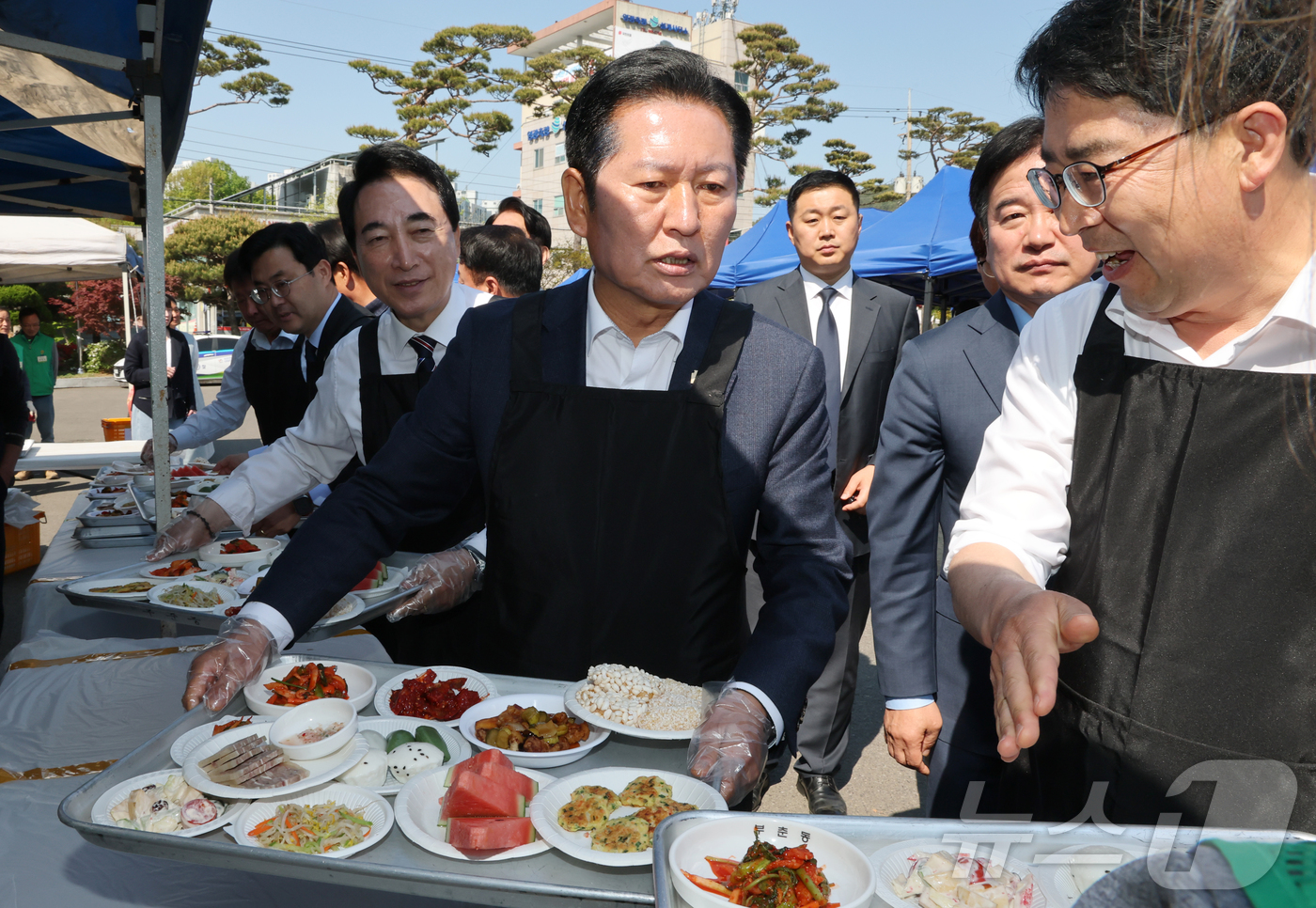 (서산=뉴스1) 김기태 기자 = 정청래 더불어민주당 대표가 1일 충남 서산문화회관에서 열린 제54회 어버이날 기념 경로행사에 참석해 배식봉사를 하고 있다. 2026.5.1/뉴스1