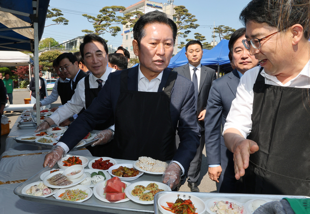 정청래 대표, 경로잔치 배식봉사