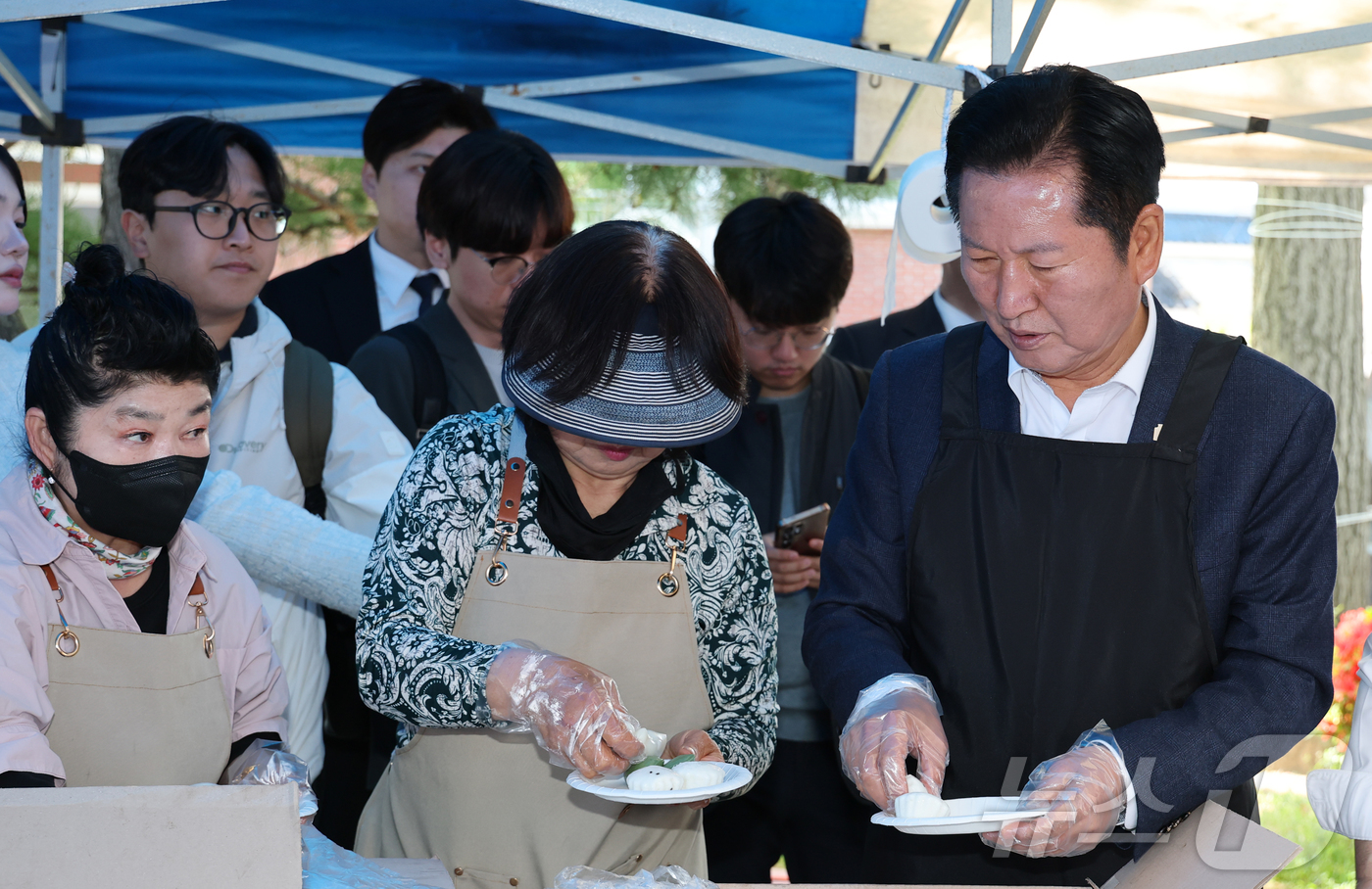 (서산=뉴스1) 김기태 기자 = 정청래 더불어민주당 대표가 1일 충남 서산문화회관에서 열린 제54회 어버이날 기념 경로행사에 참석해 배식봉사를 하고 있다. 2026.5.1/뉴스1