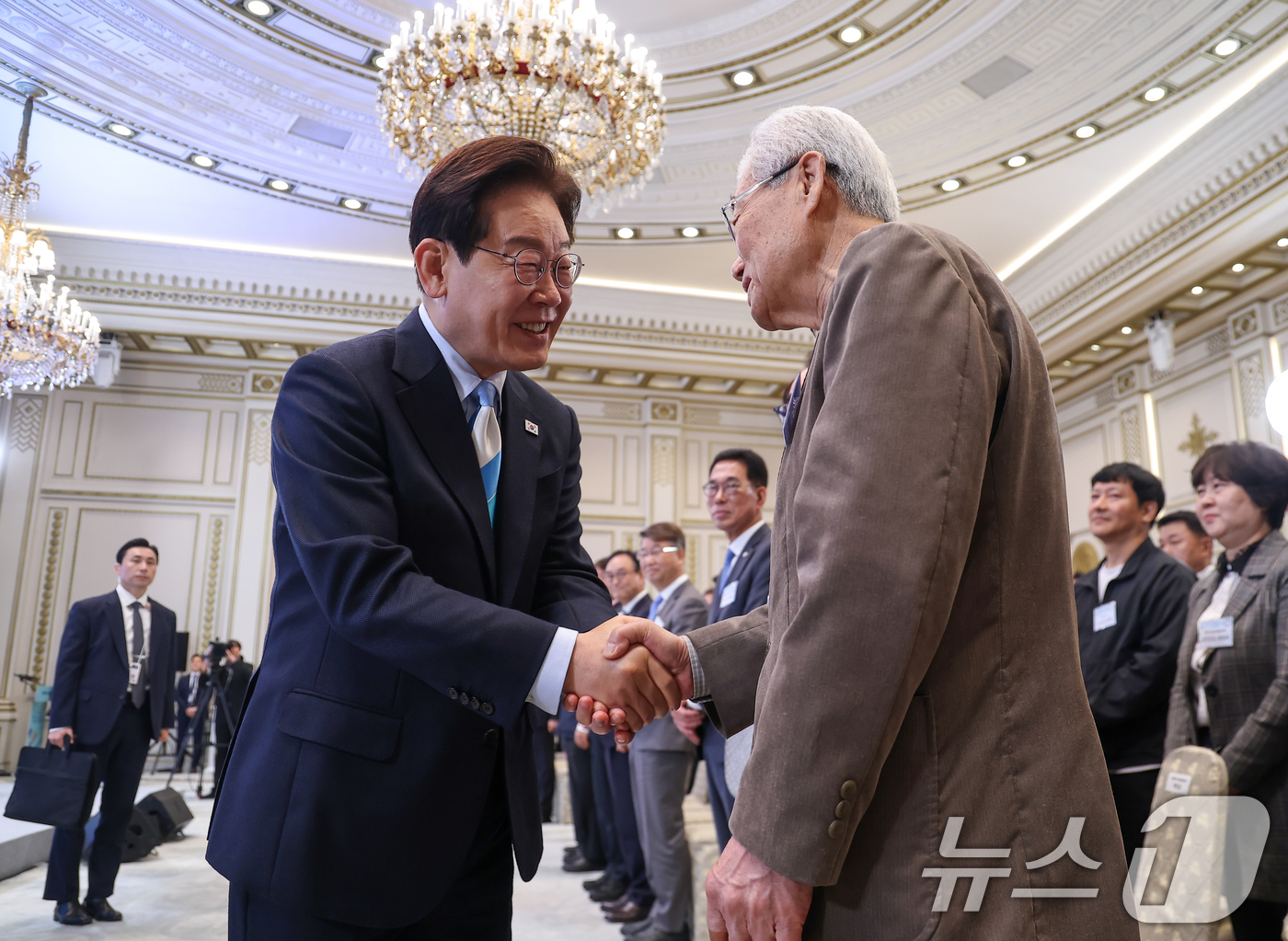 (서울=뉴스1) 허경 기자 = 이재명 대통령이 1일 청와대 영빈관에서 열린 2026 노동절 기념식에서 천영세 민주노총 지도위원과 악수하고 있다. 2026.5.1/뉴스1