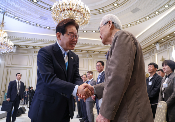 천영세 민주노총 지도위원과 악수하는 이재명 대통령