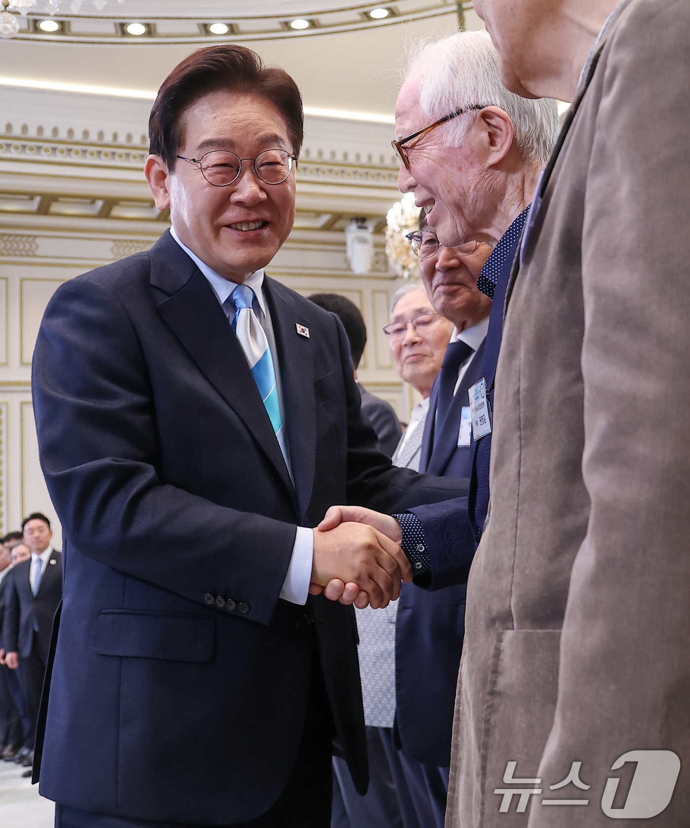 (서울=뉴스1) 허경 기자 = 이재명 대통령이 1일 청와대 영빈관에서 열린 2026 노동절 기념식에서 권영길 민주노총 지도위원과 악수하고 있다. 2026.5.1/뉴스1