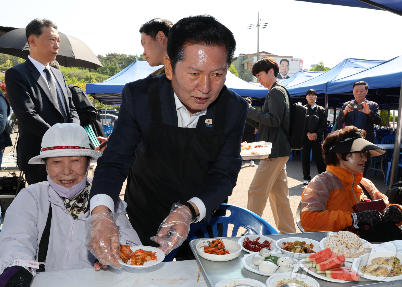(서산=뉴스1) 김기태 기자 = 정청래 더불어민주당 대표가 1일 충남 서산문화회관에서 열린 제54회 어버이날 기념 경로행사에 참석해 배식봉사를 하고 있다. 2026.5.1/뉴스1