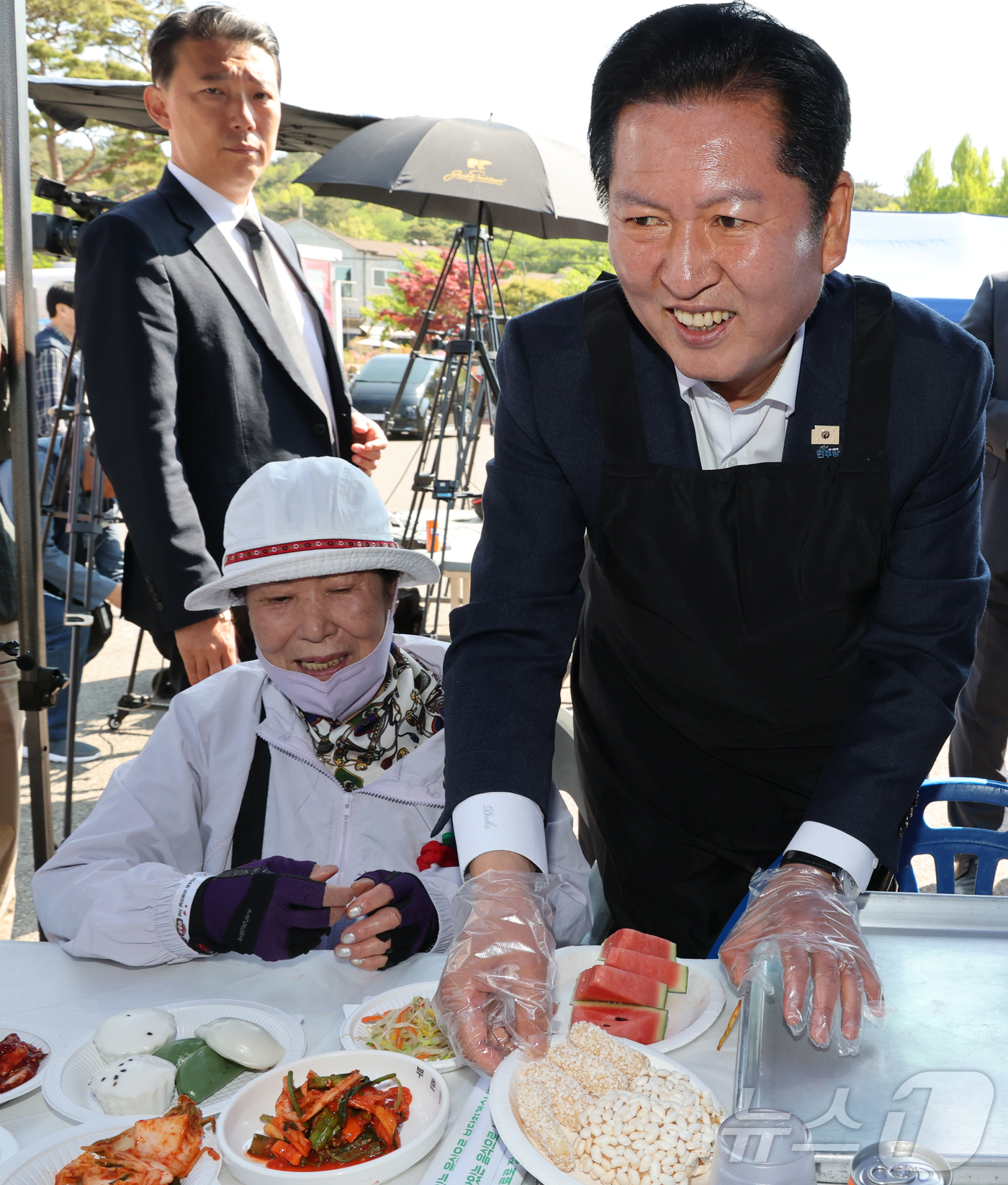 (서산=뉴스1) 김기태 기자 = 정청래 더불어민주당 대표가 1일 충남 서산문화회관에서 열린 제54회 어버이날 기념 경로행사에 참석해 배식봉사를 하고 있다. 2026.5.1/뉴스1