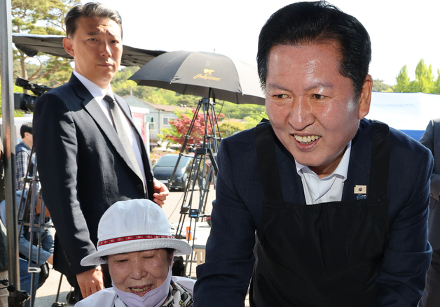어르신 배식봉사하는 민주당