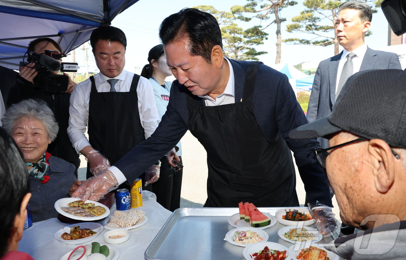 (서산=뉴스1) 김기태 기자 = 정청래 더불어민주당 대표가 1일 충남 서산문화회관에서 열린 제54회 어버이날 기념 경로행사에 참석해 배식봉사를 하고 있다. 2026.5.1/뉴스1