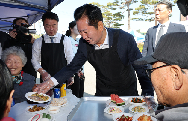 정청래 대표 어르신 경로잔치 배식봉사