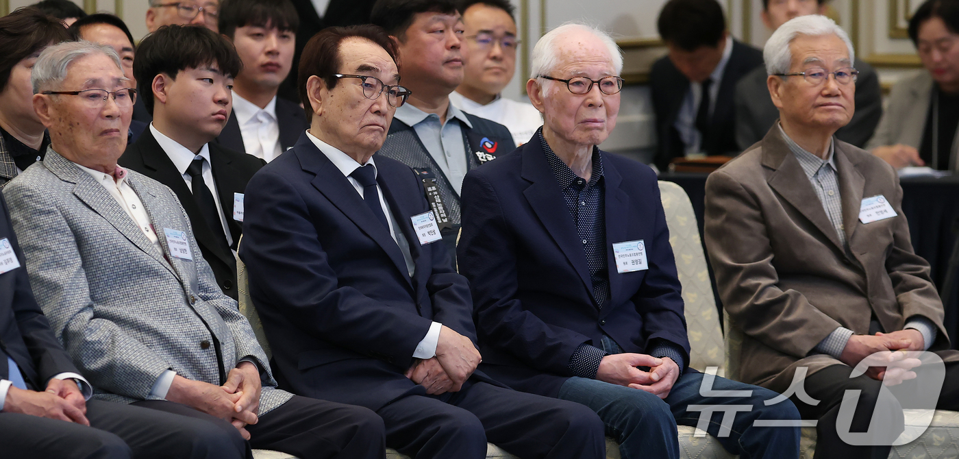 (서울=뉴스1) 허경 기자 = 남상헌 민주노총 지도위원(왼쪽부터), 박인상 한국퇴직자총연합회장, 권영길·천영세 민주노총 지도위원이 1일 청와대 영빈관에서 열린 2026 노동절 기념 …