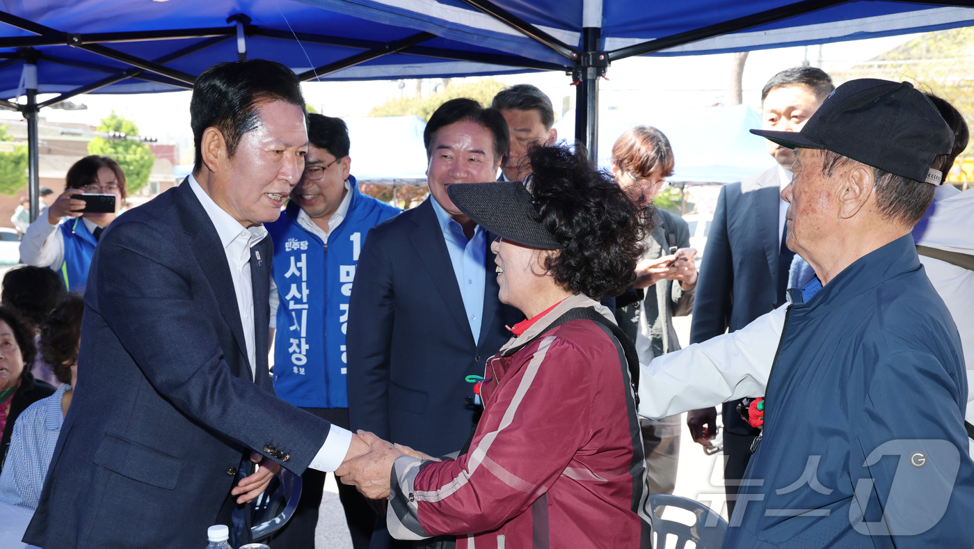 (서산=뉴스1) 김기태 기자 = 정청래 더불어민주당 대표가 1일 충남 서산문화회관에서 열린 제54회 어버이날 기념 경로행사에 참석해 배식봉사를 마치고 어르신과 인사하고 있다. 20 …