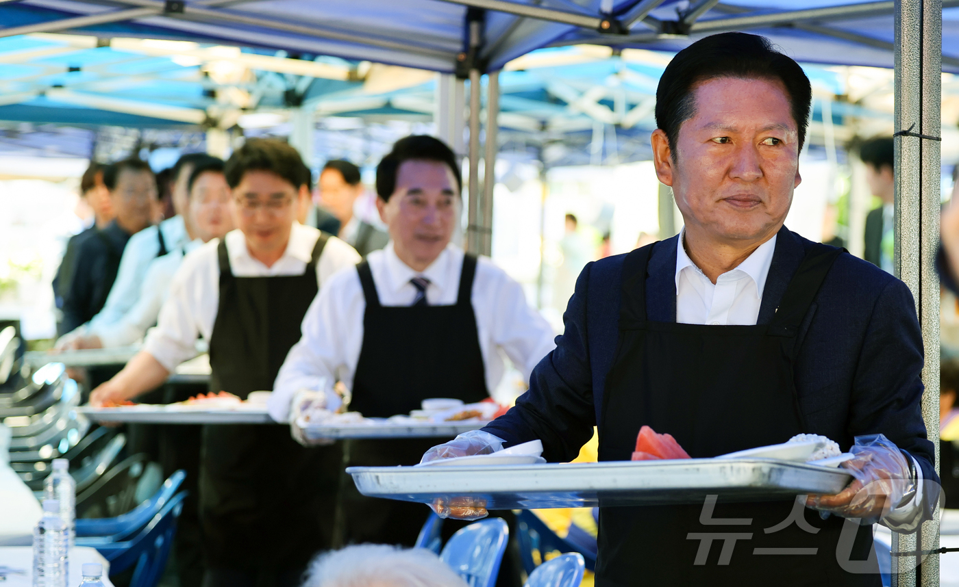 (서산=뉴스1) 김기태 기자 = 정청래 더불어민주당 대표가 1일 충남 서산문화회관에서 열린 제54회 어버이날 기념 경로행사에 참석해 배식봉사를 하고 있다. 2026.5.1/뉴스1