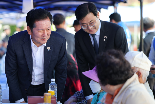 어르신에게 인사하는 정청래