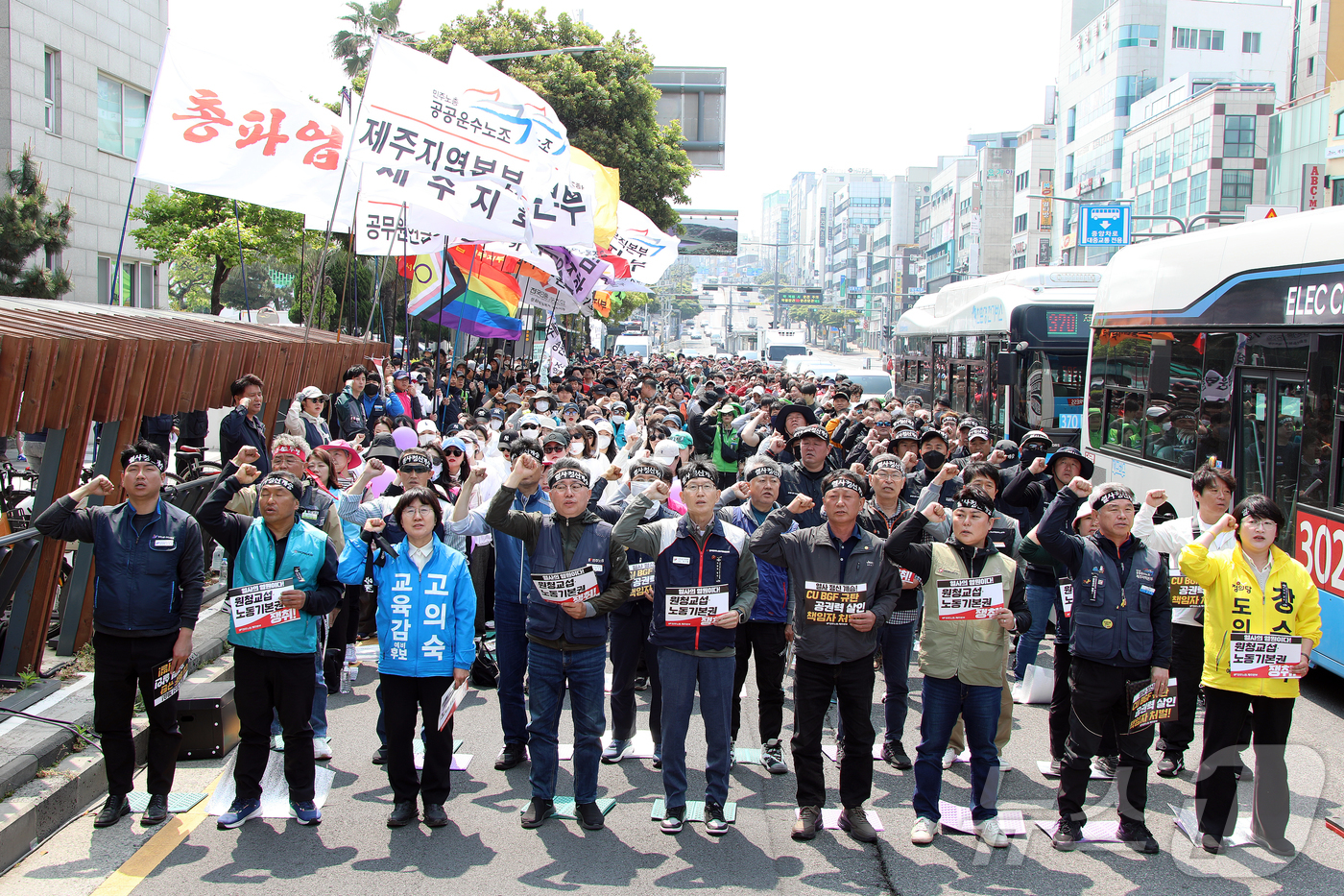 (제주=뉴스1) 오미란 기자 = 노동절인 1일 오전 제주시청 앞 도로에서 전국민주노동조합총연맹 제주지역본부 주최로 '2026 세계노동절 제주대회'가 열리고 있다. 2026.5.1/ …