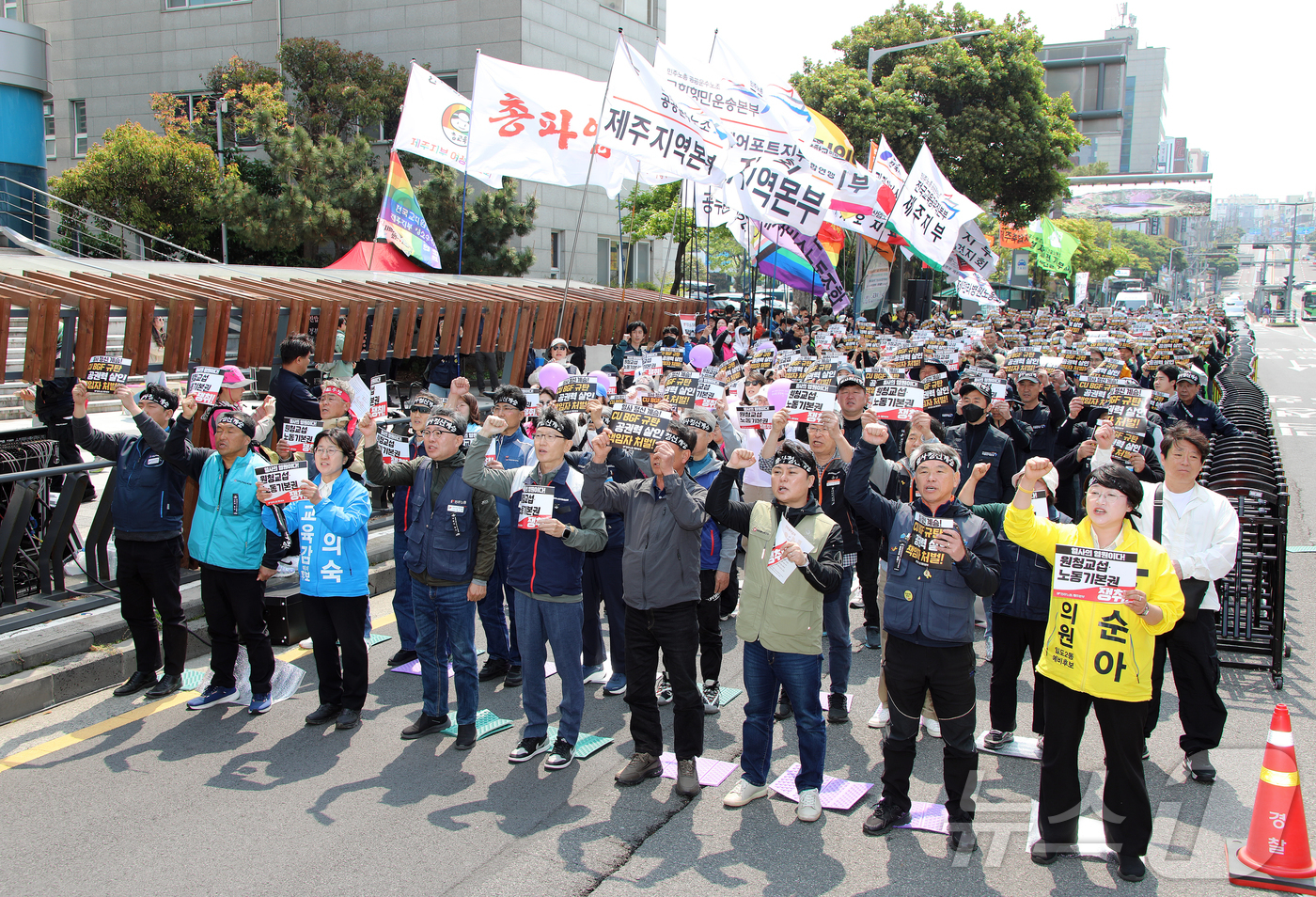 (제주=뉴스1) 오미란 기자 = 노동절인 1일 오전 제주시청 앞 도로에서 전국민주노동조합총연맹 제주지역본부 주최로 '2026 세계노동절 제주대회'가 열리고 있다. 2026.5.1/ …