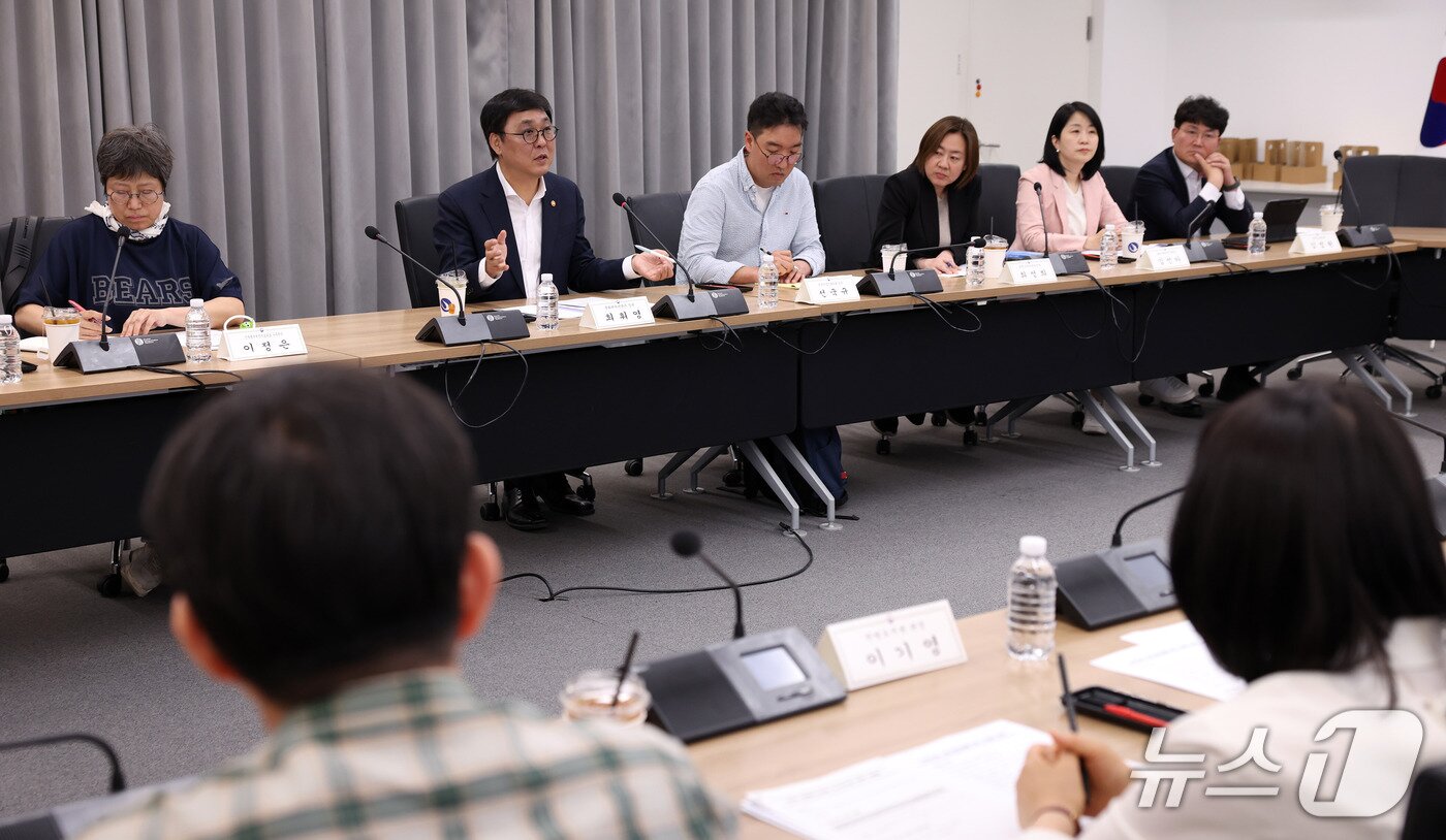 본문 이미지 - 이정은 전국동네책방네트워크 사무국장은 "동네책방은 납품 전문업체가 아니라 지역 독서생태계를 함께 만드는 구성원"이라며, "도서관과 연계 프로그램, 큐레이션, 포인트제 등을 통해 상생 구조를 만들 수 있다"고 말했다.