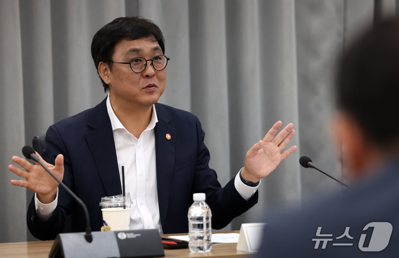본문 이미지 - 최 장관은 학교와 공공도서관 물량을 지역서점에 연결할 경우 15% 안팎의 유통 마진이 지역에 남을 수 있다며, 이를 문화공간 역할을 하는 서점의 생존 기반으로 삼을 수 있다고 봤다.