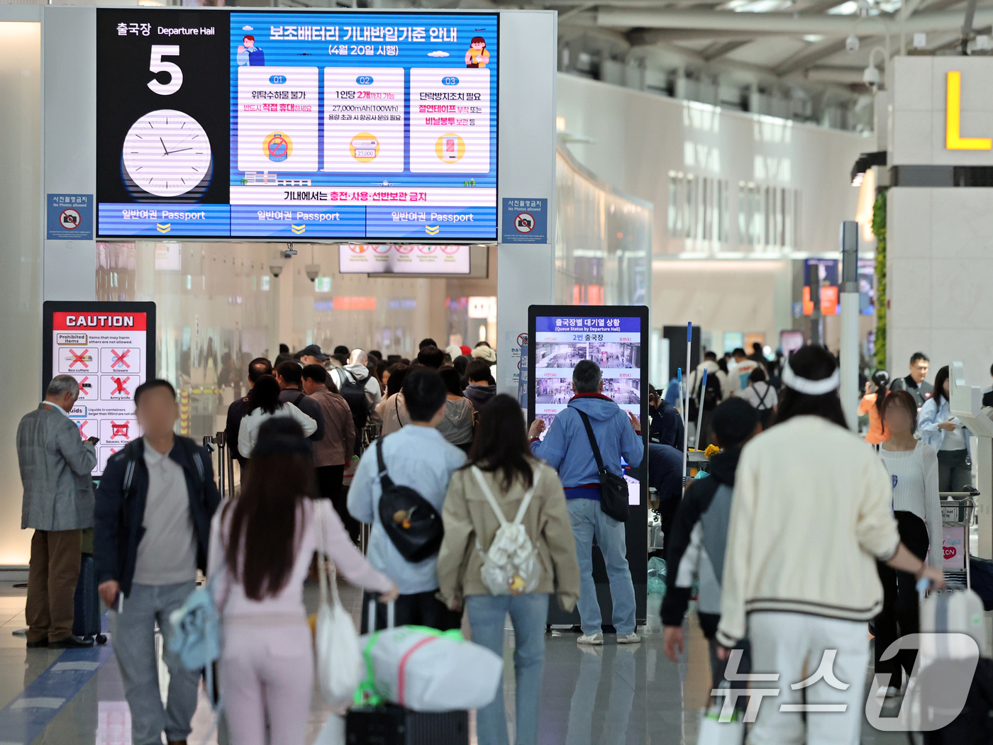 (인천공항=뉴스1) 황기선 기자 = 올해 법정공휴일로 지정된 노동절과 어린이날을 낀 징검다리 연휴 기간인 1일 인천국제공항 입국장에서 승객들이 발걸음을 옮기고 있다.이날 항공업계에 …