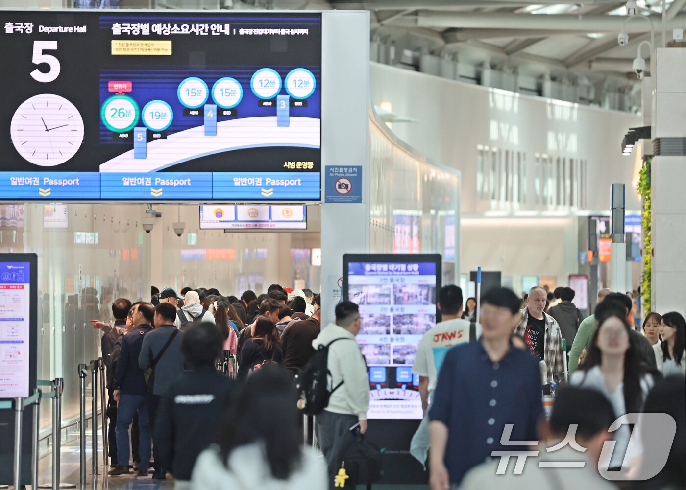 본문 이미지 - 올해 법정공휴일로 지정된 노동절과 어린이날을 낀 징검다리 연휴 기간인 1일 인천국제공항 입국장에서 승객들이 발걸음을 옮기고 있다. 2026.5.1 ⓒ 뉴스1 황기선 기자