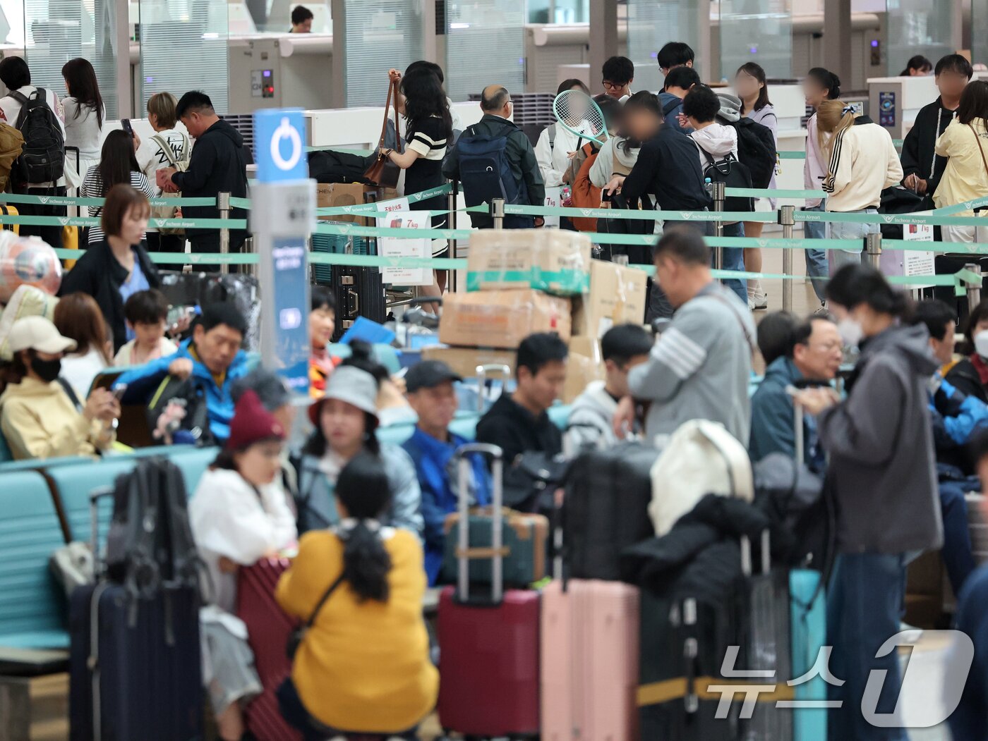 본문 이미지 - 올해 법정공휴일로 지정된 노동절과 어린이날을 낀 징검다리 연휴 기간인 1일 인천국제공항 입국장에서 승객들이 출국수속을 하고 있다. 이날 항공업계에 따르면 징검다리 연휴 기간인 4월 30일부터 5월 5일까지 엿새간 인천국제공항 국제선 이용객은 130만 명으로, 지난해 같은 기간 대비 2.6％ 증가할 것으로 예상했다. 2026.5.1 ⓒ 뉴스1 황기선 기자