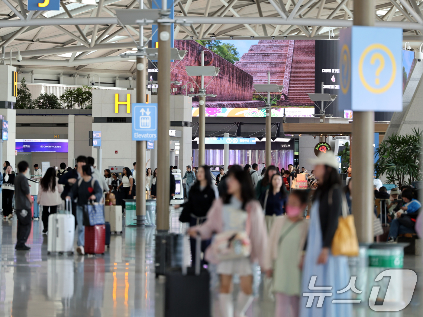 (인천공항=뉴스1) 황기선 기자 = 올해 법정공휴일로 지정된 노동절과 어린이날을 낀 징검다리 연휴 기간인 1일 인천국제공항 입국장에서 승객들이 발걸음을 옮기고 있다.이날 항공업계에 …