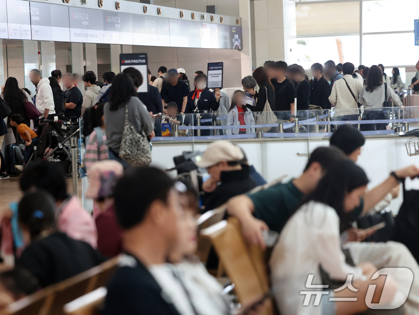 (인천공항=뉴스1) 황기선 기자 = 올해 법정공휴일로 지정된 노동절과 어린이날을 낀 징검다리 연휴 기간인 1일 인천국제공항 입국장에서 승객들이 출국수속을 하고 있다.이날 항공업계에 …