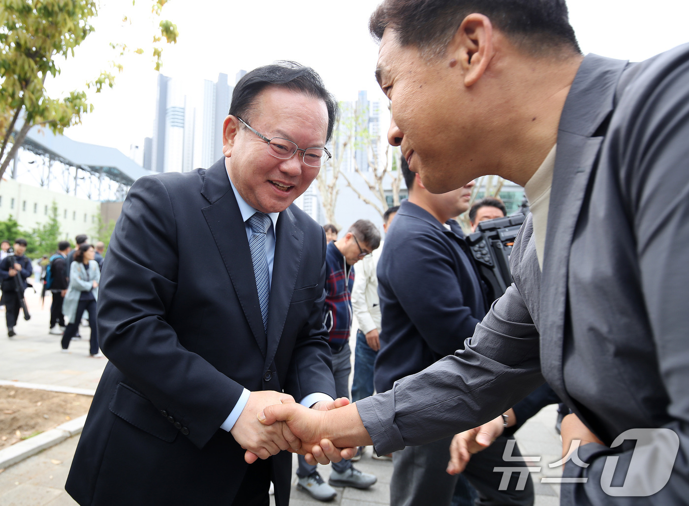 (대구=뉴스1) 공정식 기자 = 김부겸 더불어민주당 대구시장 후보가 1일 오전 대구 북구 시민체육관에서 열린 한국노총 노동절 기념대회에서 참석자들과 만나 인사 나누고 있다. 202 …