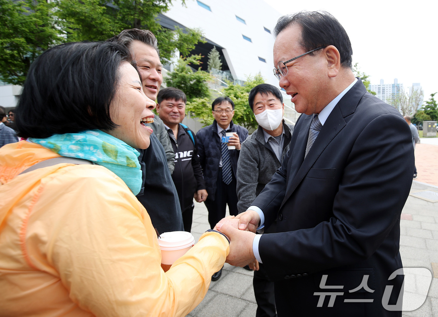(대구=뉴스1) 공정식 기자 = 김부겸 더불어민주당 대구시장 후보가 1일 오전 대구 북구 시민체육관에서 열린 한국노총 노동절 기념대회에서 참석자들과 만나 인사 나누고 있다. 202 …