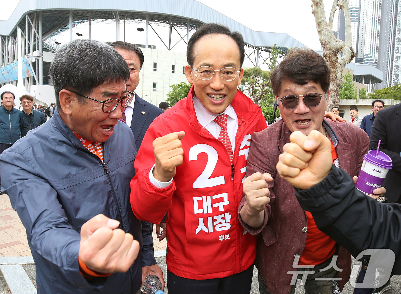(대구=뉴스1) 공정식 기자 = 추경호 국민의힘 대구시장 후보가 1일 오전 대구 북구 시민체육관에서 열린 한국노총 노동절 기념대회에서 참석자들과 파이팅을 외치고 있다. 2026.5 …