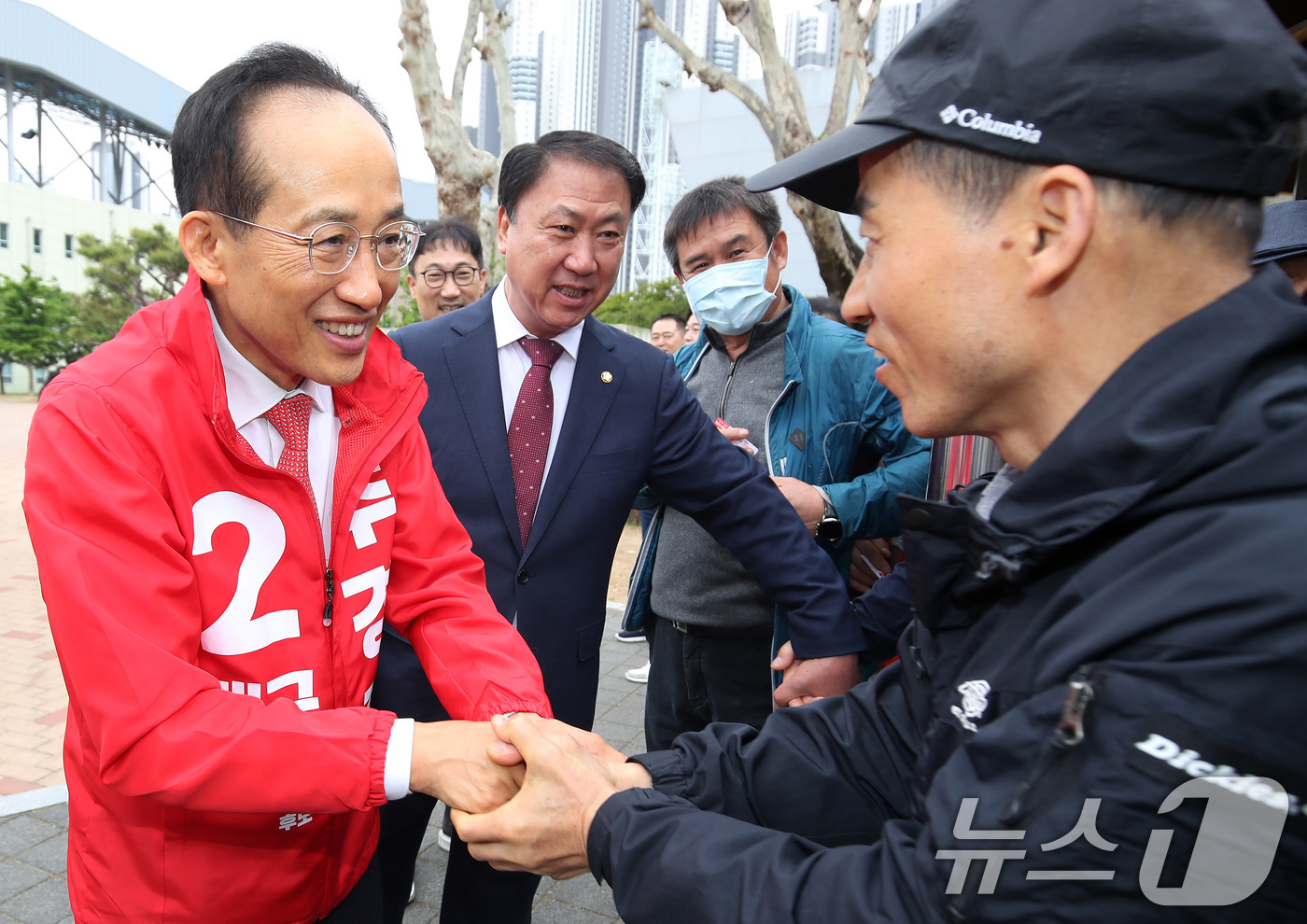 (대구=뉴스1) 공정식 기자 = 추경호 국민의힘 대구시장 후보가 1일 오전 대구 북구 시민체육관에서 열린 한국노총 노동절 기념대회에서 참석자들과 만나 인사 나누고 있다. 2026. …