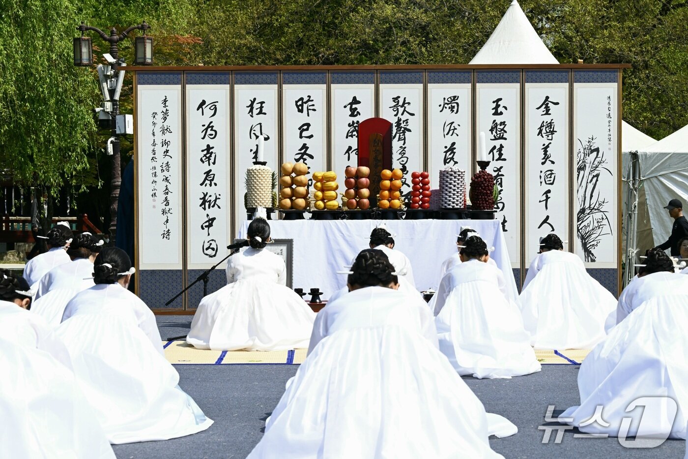 본문 이미지 - 1일 오전 전북 남원시에서 '춘향제향'이 봉행된 가운데 여성 제관들이 의식을 거행하고 있다.(남원시 제공. 재판매 및 DB금지)/뉴스1 