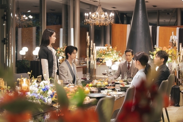 '대군부인', 가족 식사 중 자리 박찬 아이유…변우석 '당황'