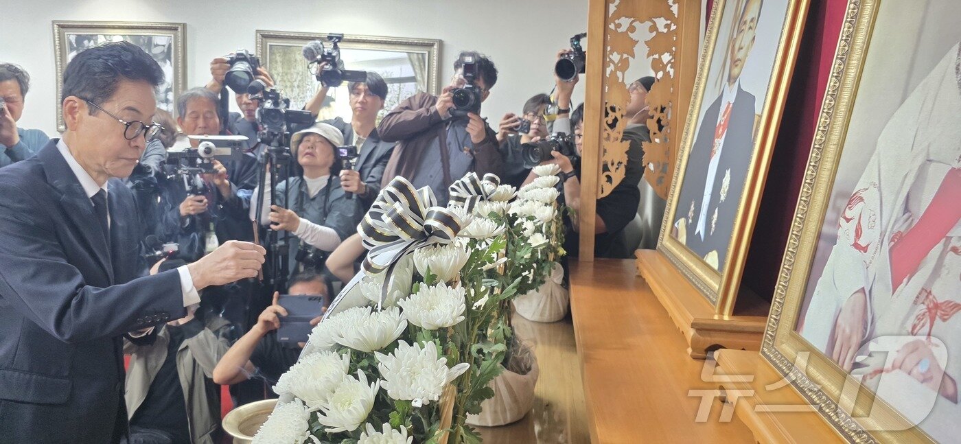 본문 이미지 - 이철우 6·3 지방선거 국민의힘 경북도지사 후보가 1일 오후 경북 구미 박정희 전 대통령 생가를 찾아 추모관에서 분향하고 있다. 2026.5.1 ⓒ 뉴스1 정우용 기자