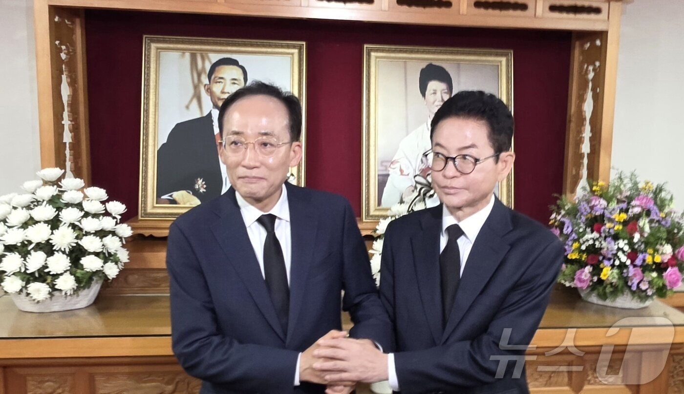 본문 이미지 - 6·3 지방선거 국민의힘 추경호 대구시장 후보와 이철우 경북도지사 후보가 1일 오후 경북 구미시 박정희 전 대통령 생가를 찾아 추모관 앞에서 악수를 하고 있다. 2026.5.1 ⓒ 뉴스1 정우용 기자