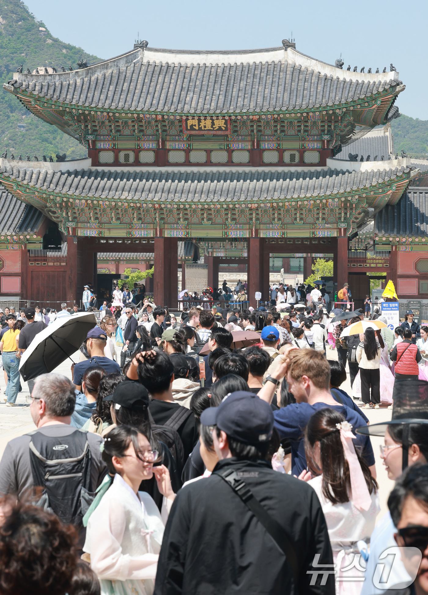 (서울=뉴스1) 임세영 기자 = 노동절인 1일 서울 종로구 경복궁이 나들이 나온 시민들과 외국인 관광객들로 북적이고 있다. 2026.5.1/뉴스1