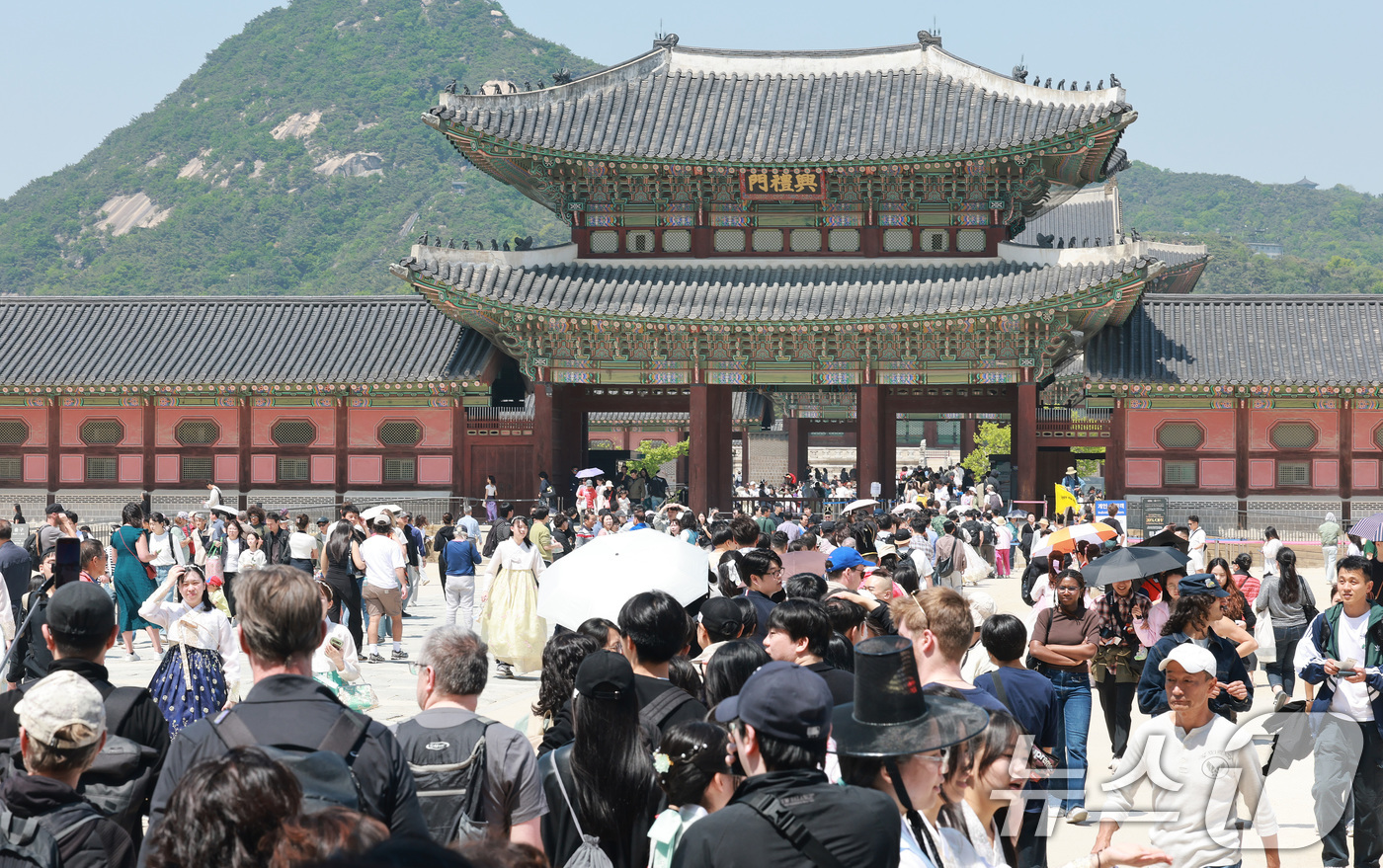 (서울=뉴스1) 임세영 기자 = 노동절인 1일 서울 종로구 경복궁이 나들이 나온 시민들과 외국인 관광객들로 북적이고 있다. 2026.5.1/뉴스1