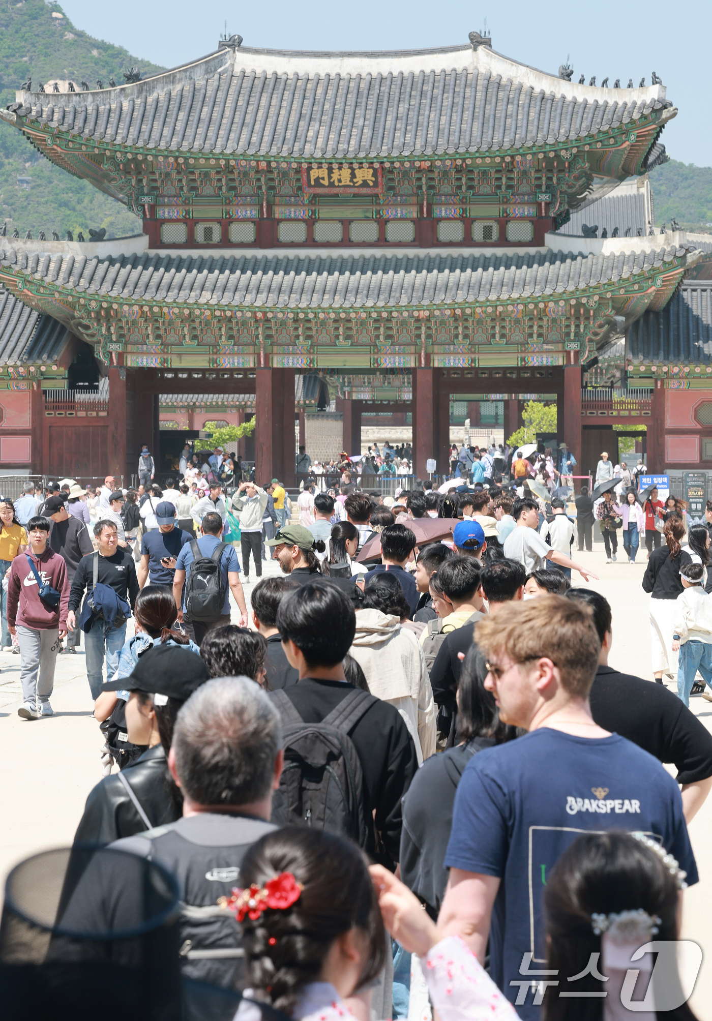 (서울=뉴스1) 임세영 기자 = 노동절인 1일 서울 종로구 경복궁이 나들이 나온 시민들과 외국인 관광객들로 북적이고 있다. 2026.5.1/뉴스1